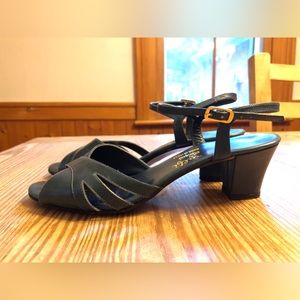 Amalfi green ladies leather sandals size 6. Made in Italy.
